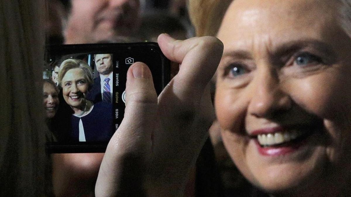 Hillary Clinton posa para una de sus seguidoras en un acto de campaña en Pittsburgh.