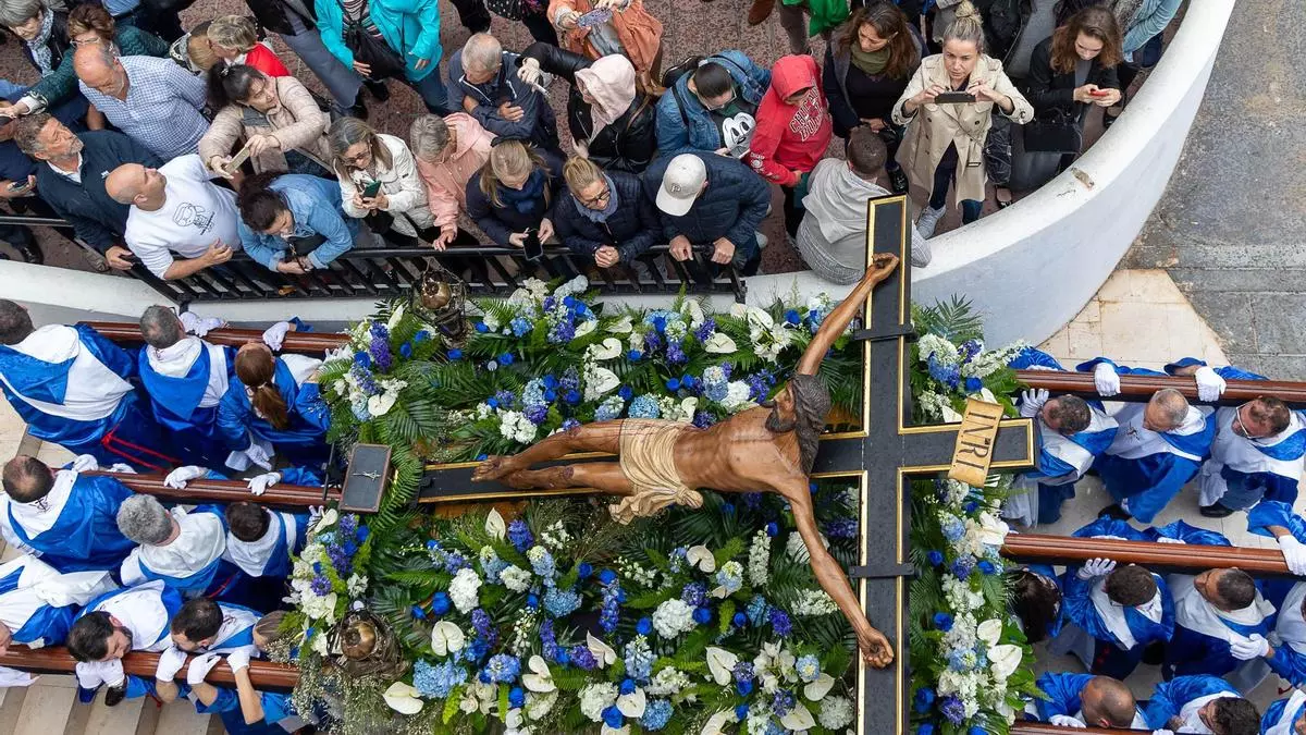 El Lunes Santo mira al cielo en Alicante