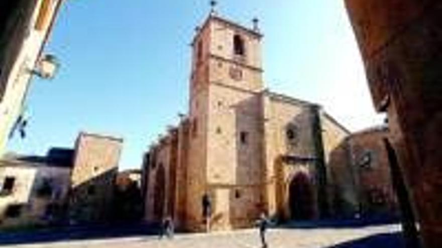 La banda del conservatorio hermanos berzosa toca en la plaza de santa maria