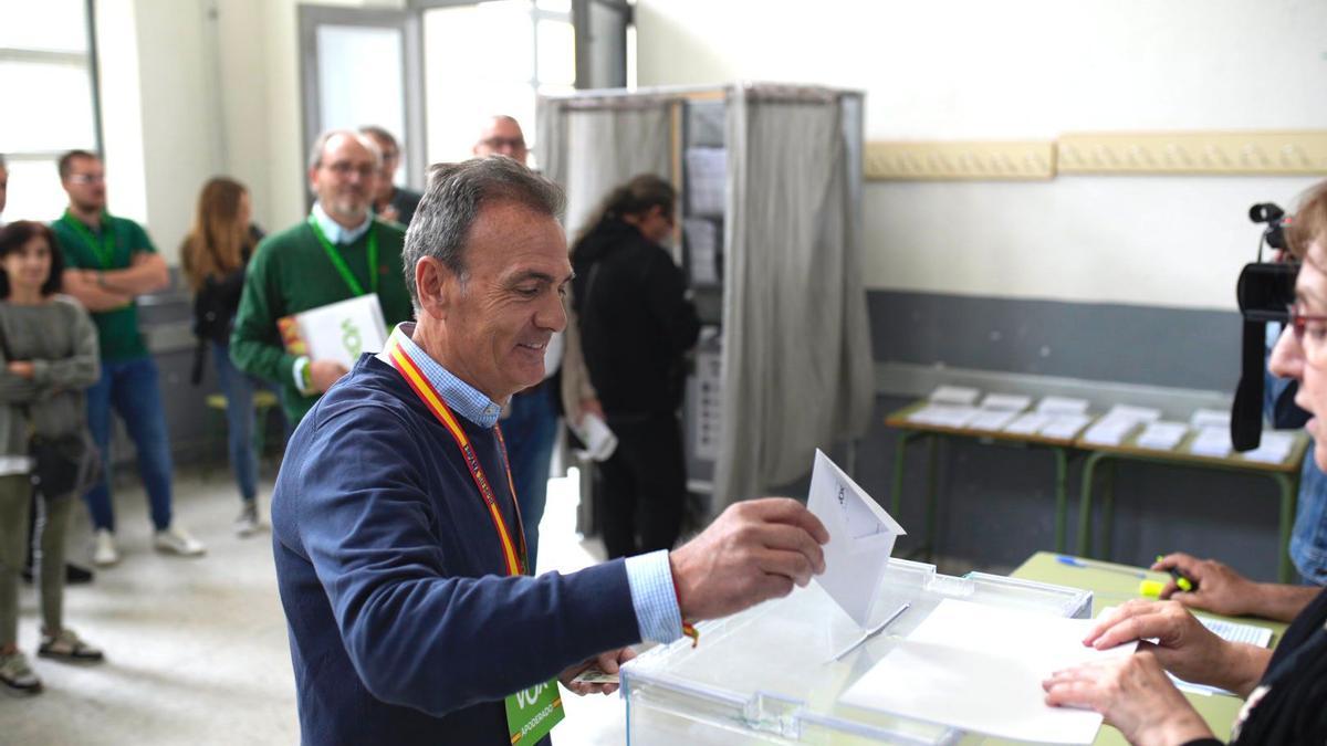 Javier Eguaras votó poco antes de mediodía en el Claudio Moyano
