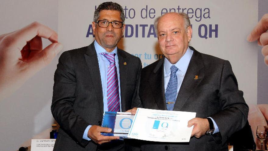 Mario Rodríguez (dcha), presidente del DIMEC, SA y Hospitales San Roque, durante la recepción de la Acreditación QH.