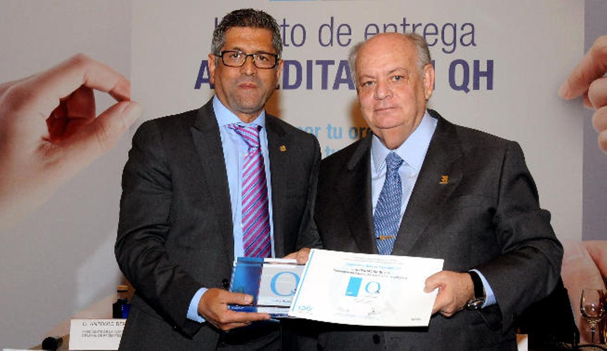 Mario Rodríguez (dcha), presidente del DIMEC, SA y Hospitales San Roque, durante la recepción de la Acreditación QH.