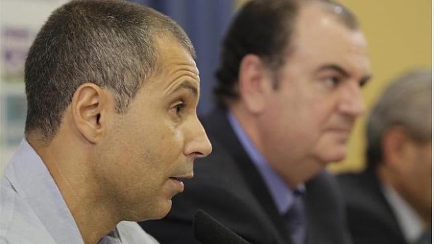 Hussein, durante la rueda de prensa, con Vicente Solà al fondo.