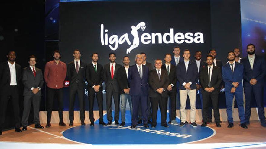 Imagen de la presentación de la Liga, con jugadores de todos los equipos participantes. Entre ellos el cajista Nemanja Nedovic.