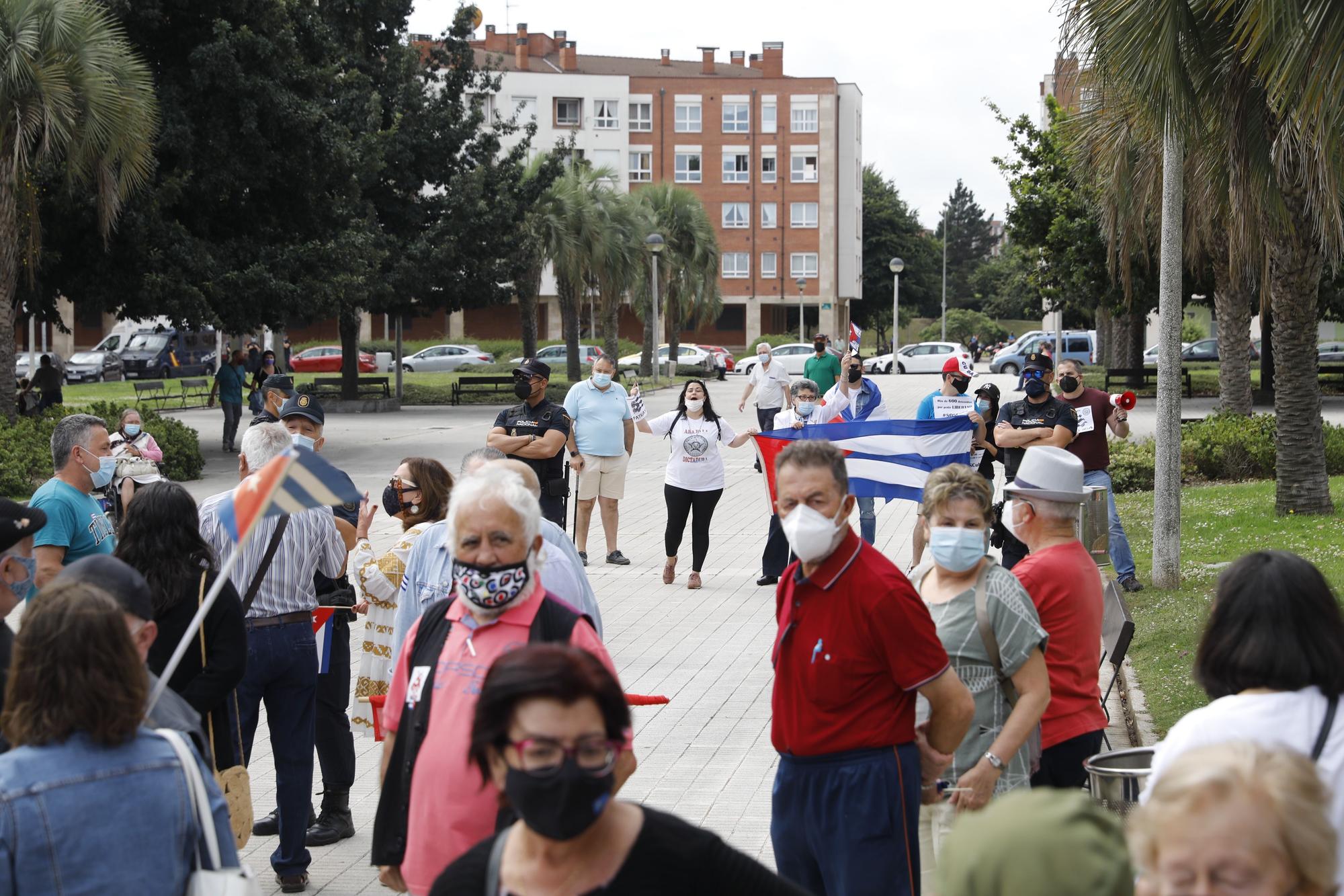 Gijón, Plaza de la Habana, concentración a favor de la revolución cubana