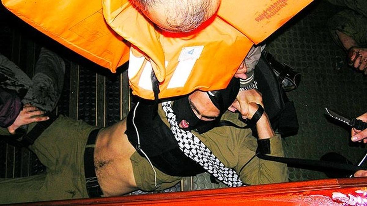 Un grup d’activistes humanitaris a bord del vaixell turcMavi Marmara retenen un soldat israelià que va abordar la nau.