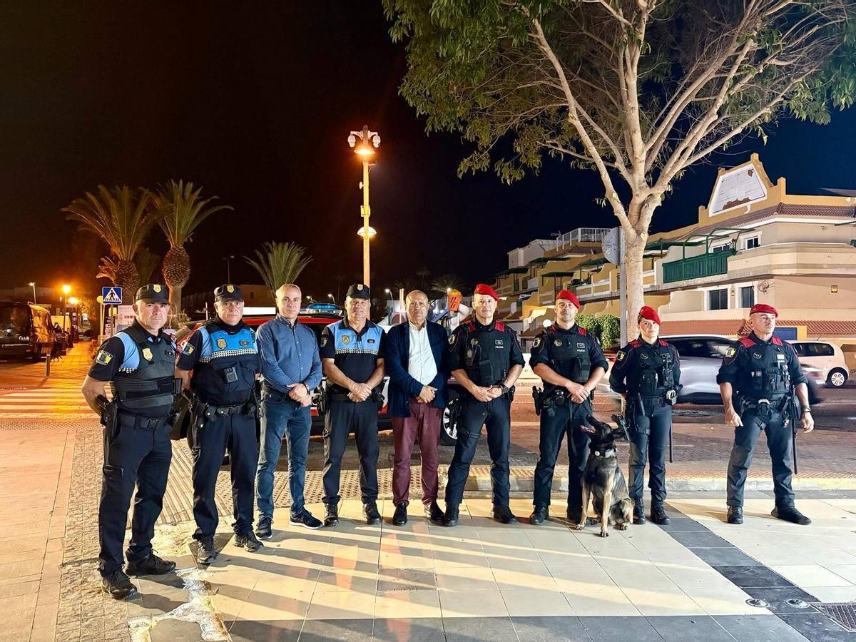 Agentes autonómicos y locales con el alcalde Cabrera y el edil Alberto.