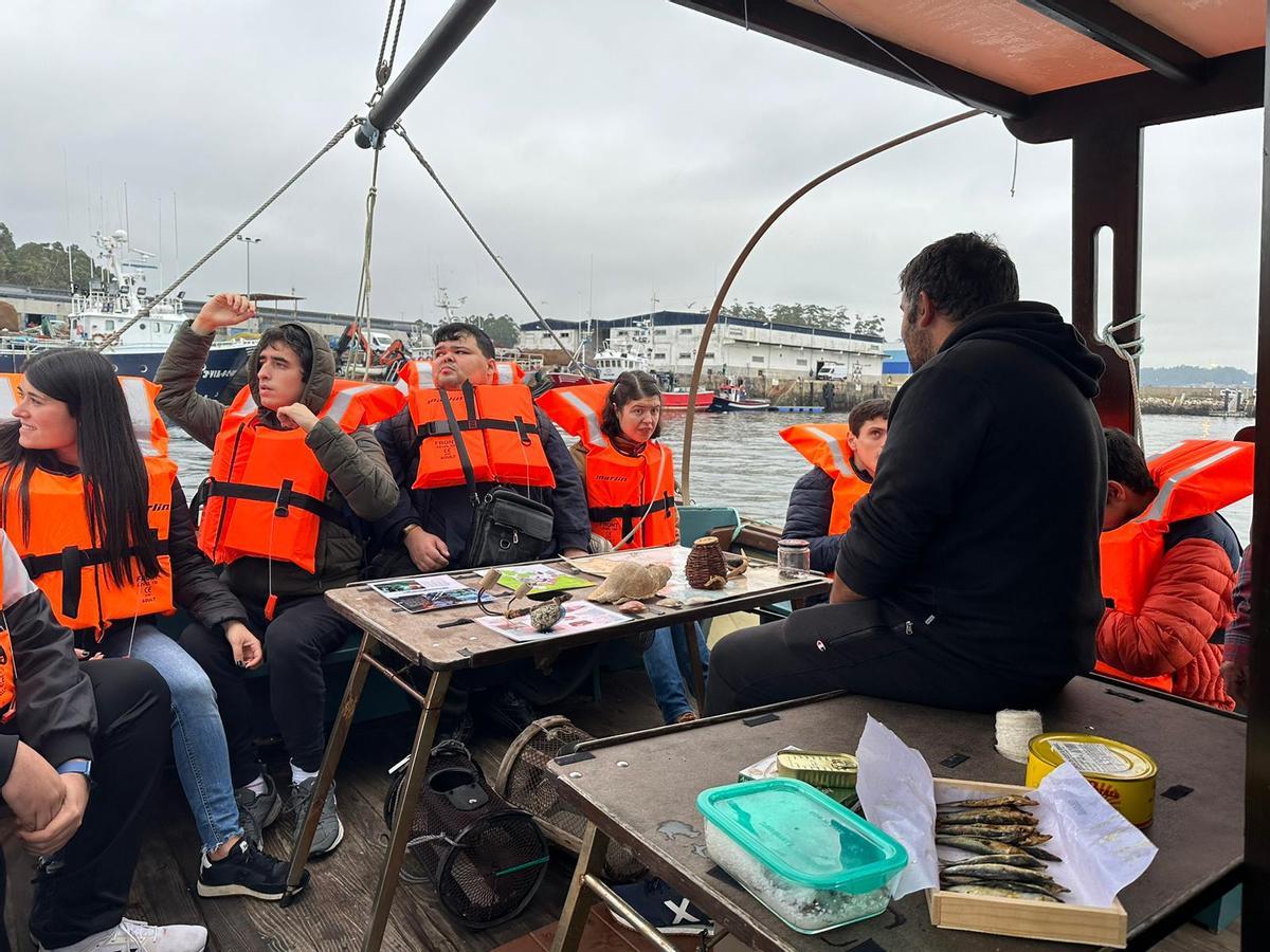 Asistentes a las actividades a bordo del "Chasula".