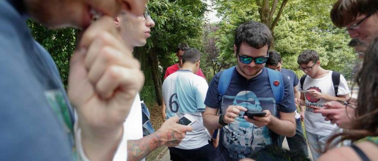 Participantes en la &quot;pokedada&quot; de Avilés, ayer.