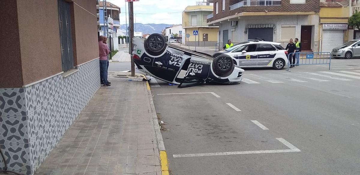 Otros coches patrullas de la Policía Local han acudido a atender a sus compañeros