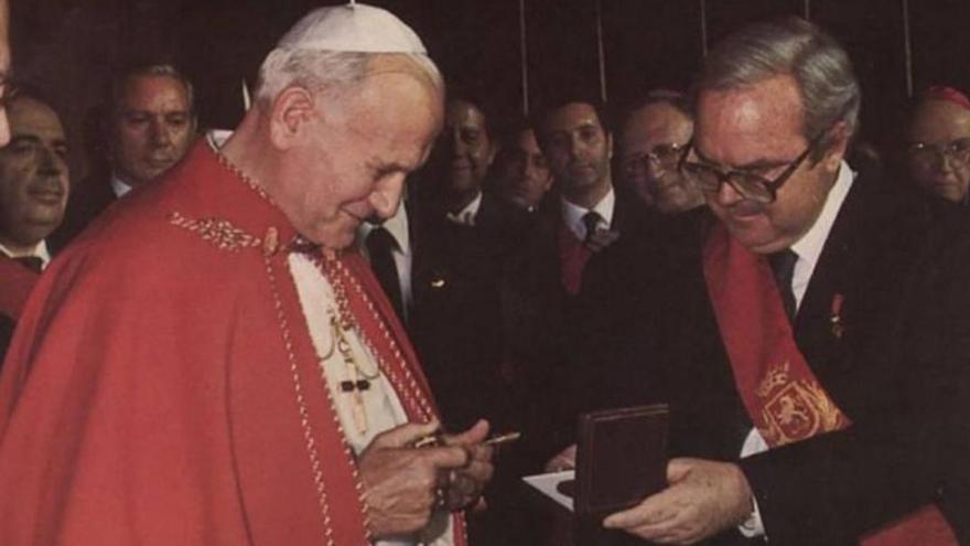 Ramón Sainz de Varanda recibiendo al Papa Juan Pablo II, en 1982