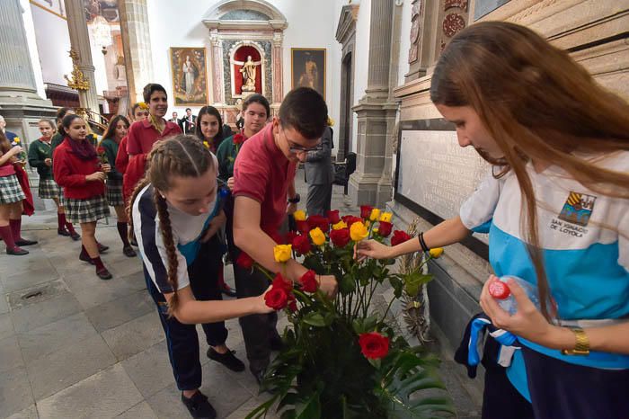 Ofrenda floral a León y Castillo en la catedral