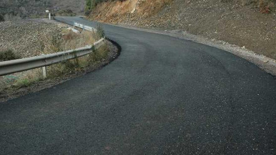 Tramo de la carretera San Martín-Nuez, situado entre los dos puentes y arreglado por la empresa portuguesa