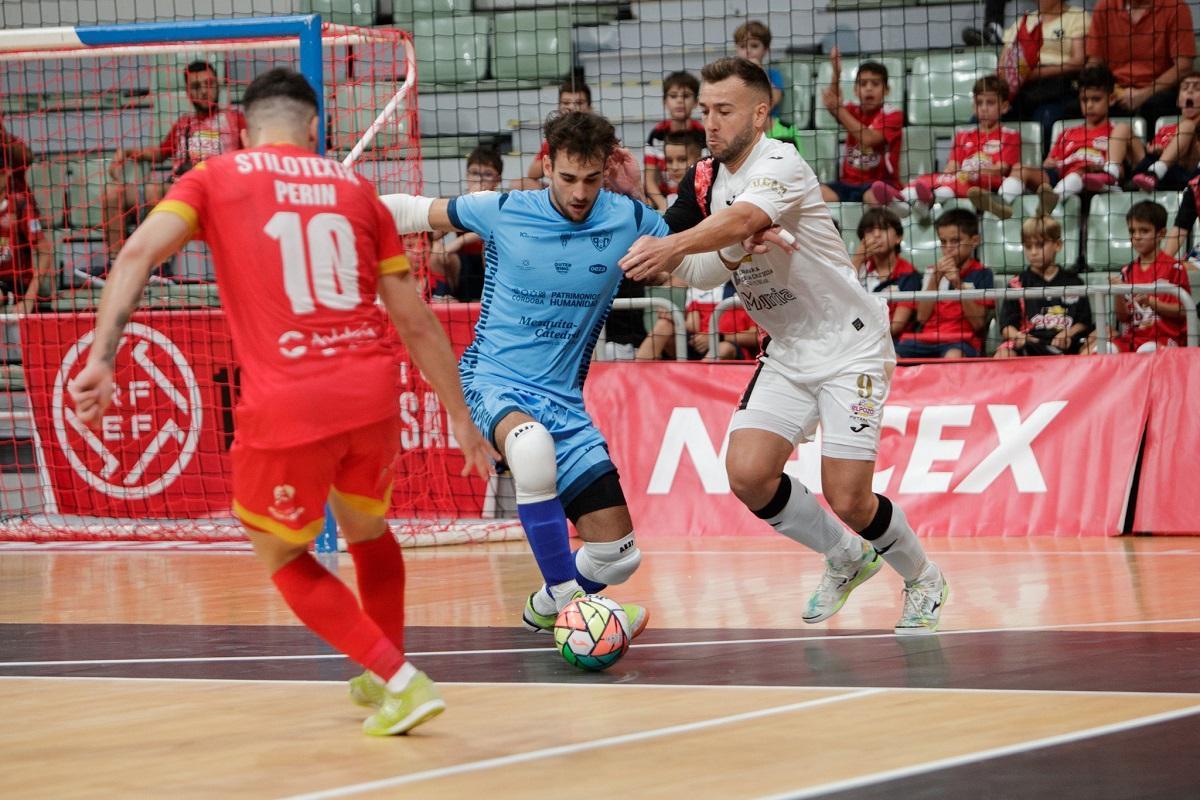 El portero Víctor Areales, del Córdoba Futsal, sale con el balón desde atrás ante ElPozo Murcia.