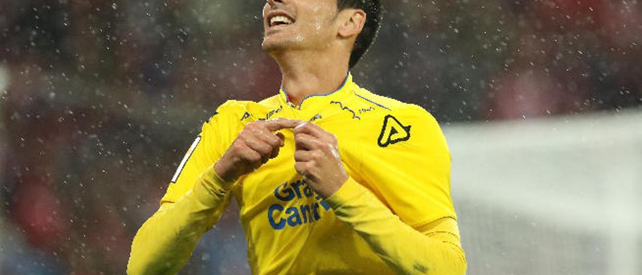 Vicente Gómez celebra el 1-1, ayer en San Mamés, señalando el escudo de su camiseta.