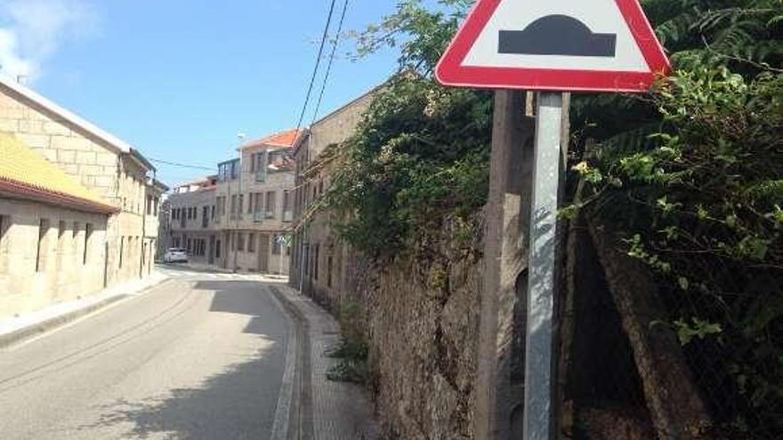 La maleza sobresale en una finca en el centro de Beluso. // G.N.