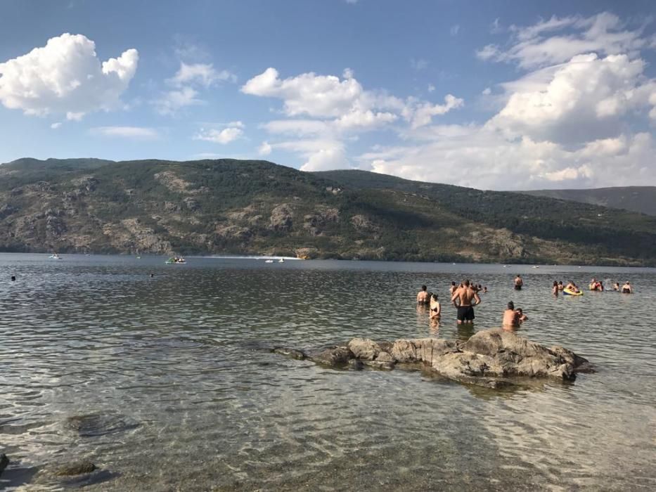 Los hidroaviones cogen agua en el Lago de Sanabria