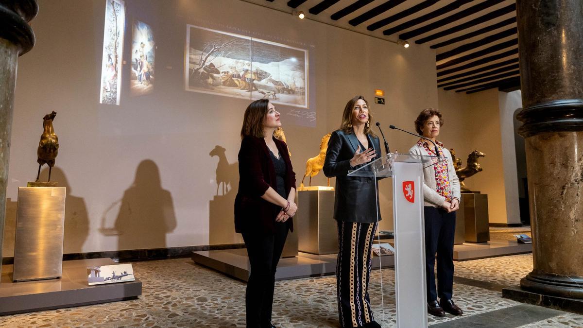 Sara Fernández, Natalia Chueca y Romana Erice, este martes, en el museo Pablo Gargallo de Zaragoza.