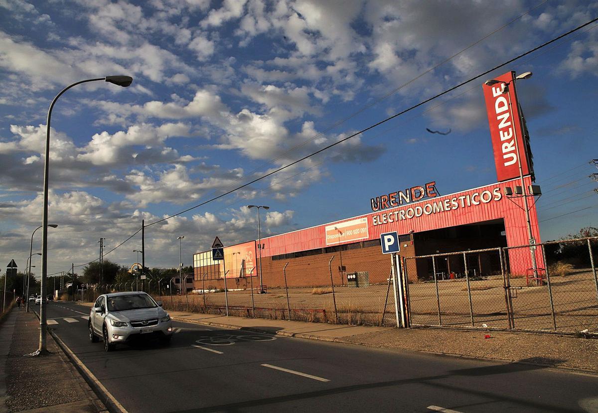 El antiguo Urende está cerrado desde 2013 y Lidl se ha interesado por abrir allí uno de sus supermercados.