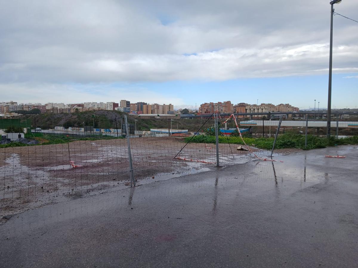 La parcela contaminada de Los Mateos tras las lluvias de estos días