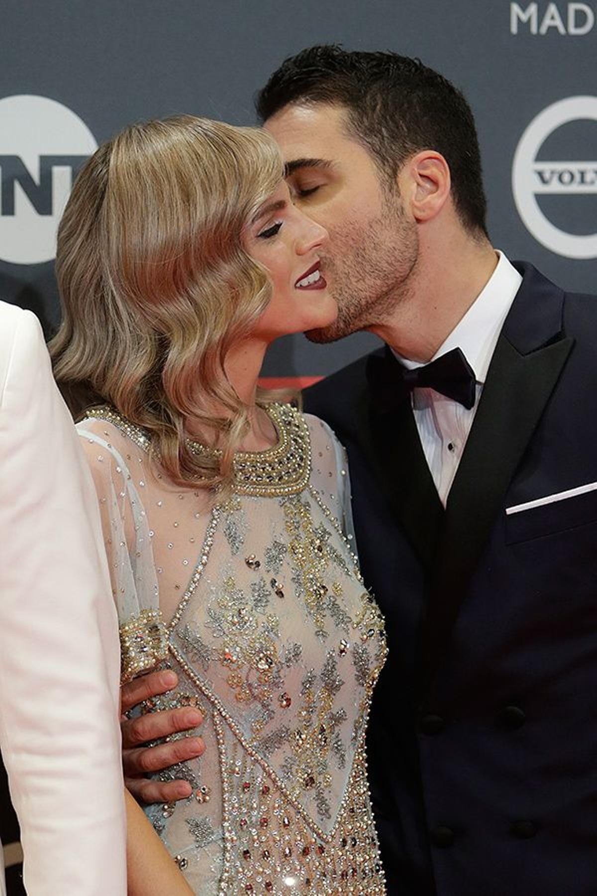 El beso de Miguel Ángel Silvestre y Amaia Salamanca en los Premios Platino 2017