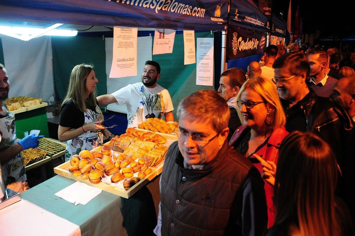 El alcalde Marco Aurelio Pérez y la concejala de Desarrollo Local, Elena Álamo, participando en la edición anterior de 'Sabores del Mundo'.