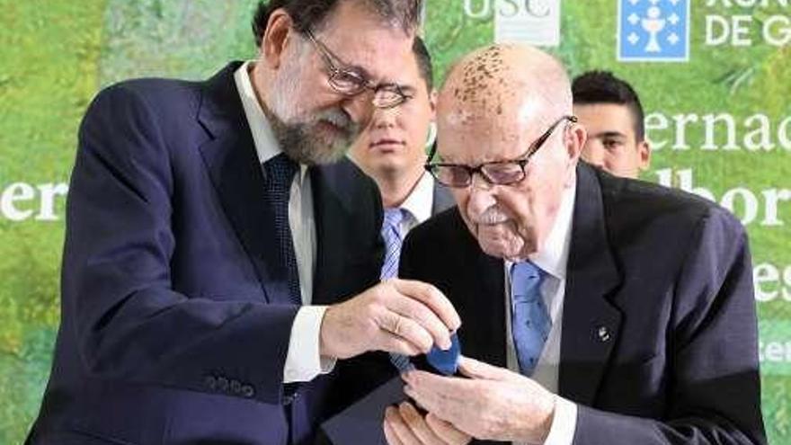 Medalla de Oro al Mérito en el Trabajo. Fernández Albor recibió de Rajoy la Medalla de Oro en el Mérito al Trabajo en septiembre del año pasado, durante un homenaje a su figura.