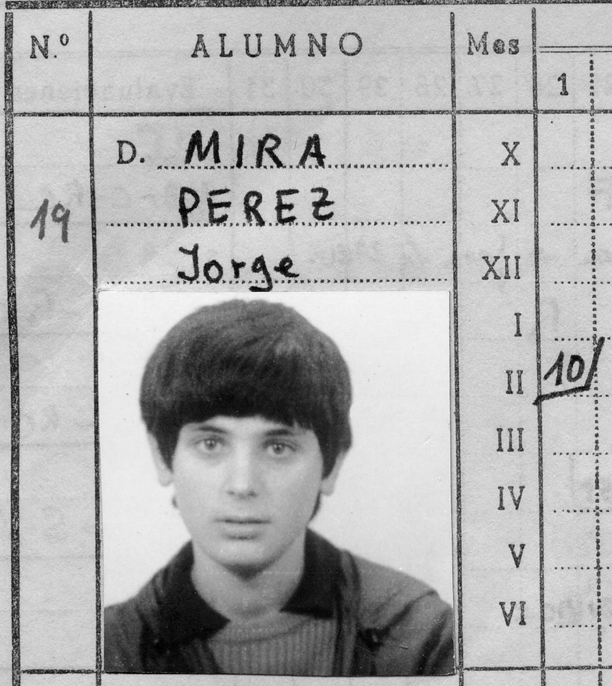 Una ficha del catedrático de la USC, Jorge Mira, cuando estudiaba en el instituto de Carballo.