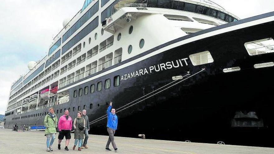 L’Azamara Pursuit  en la primera escala de la temporada | ACN