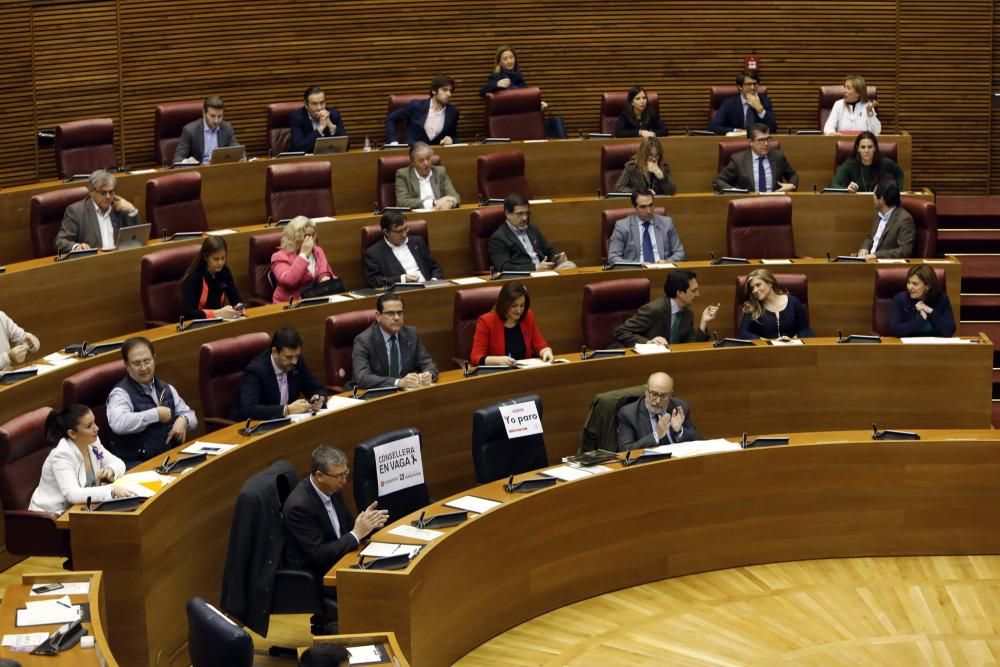 Escaños vacíos en Las Corts por el Día de la Mujer