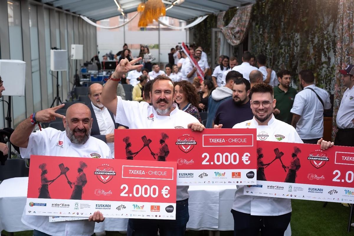 Los chefs Toni Cano, Paco Boyer y Álvaro Calzada con los cheques del primer premio.