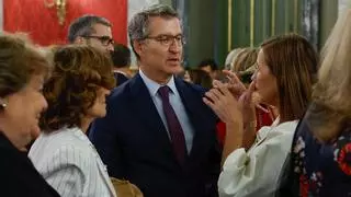 Feijóo da vía libre a los barones para que se reúnan con Sánchez mientras Ayuso teme que alguno caiga en el 'soborno'