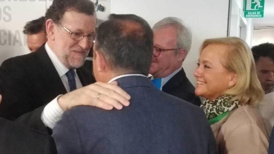 Mariano Rajoy, a la izquierda, y Mercedes Fernández, ayer, en la reunión del comité ejecutivo nacional, celebrada en Madrid.
