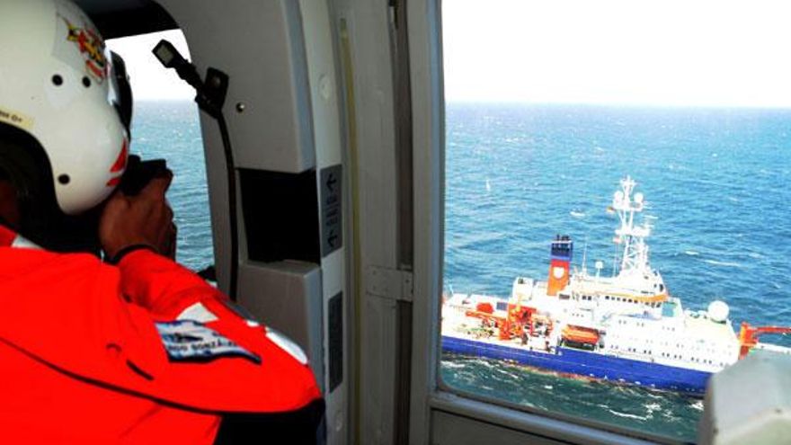 Un barco de pesca observado desde el helicóptero. // Iñaki Abella