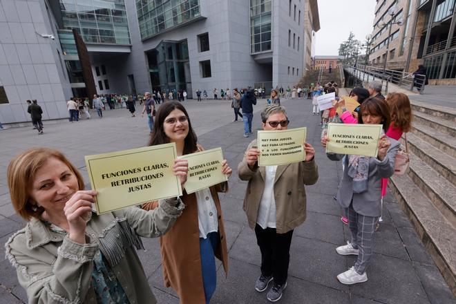 EN IMÁGENES: La huelga de funcionarios, contra viento y marea en Asturias