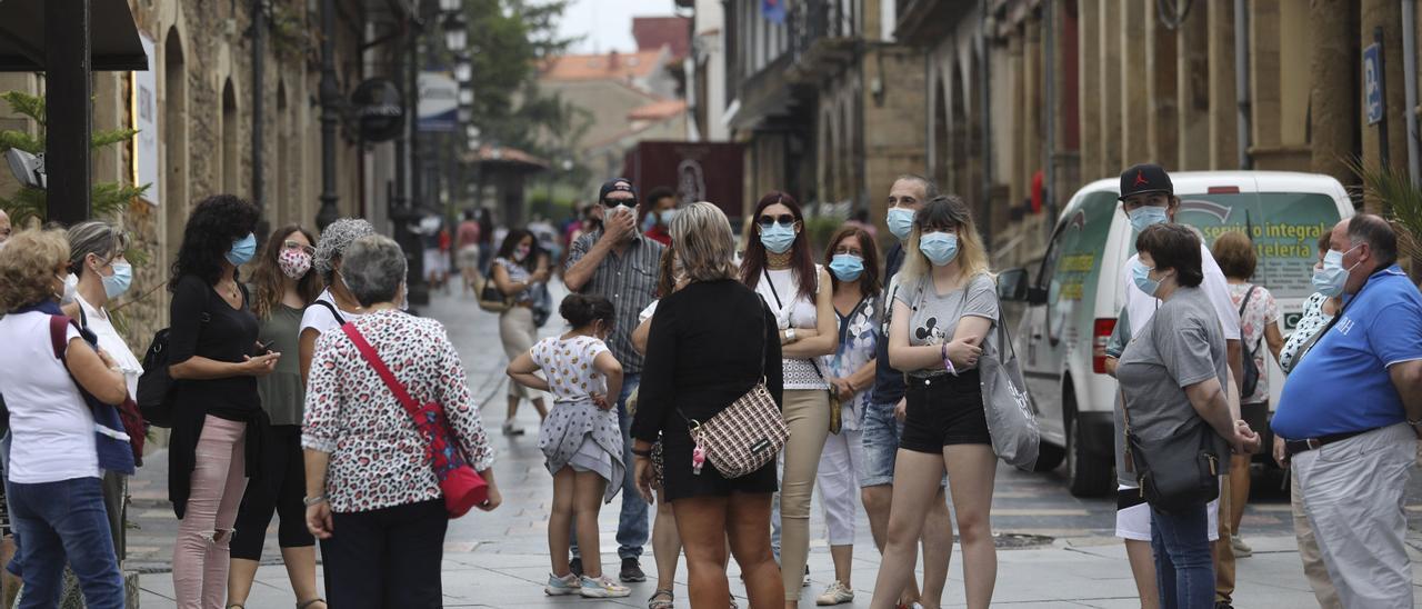 Turistas en la calle Galiana, en Avilés