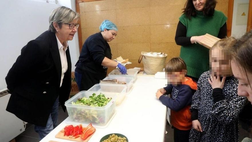 La conselleira, Rosa Quintana, explicando a los pequeños las ventajas de los productos del mar