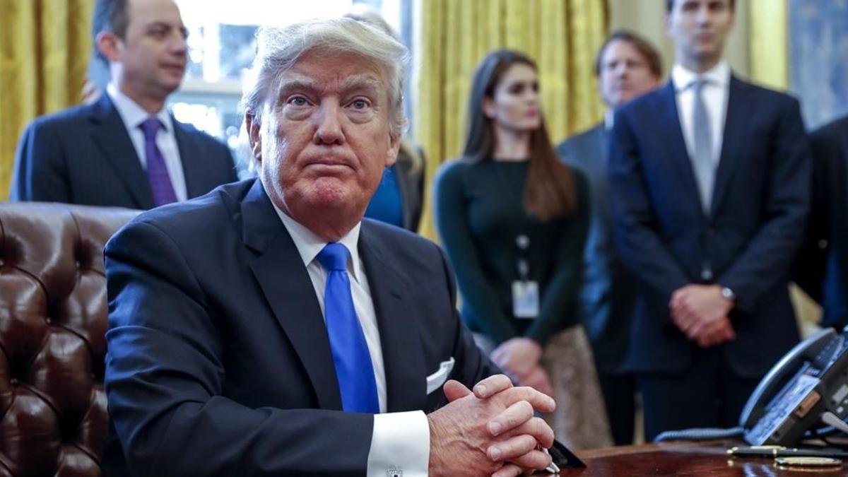 Trump, tras firmar una de las cinco órdenes ejecutivas relacionadas con la industria de oleoductos, en la Casa Blanca, este martes.