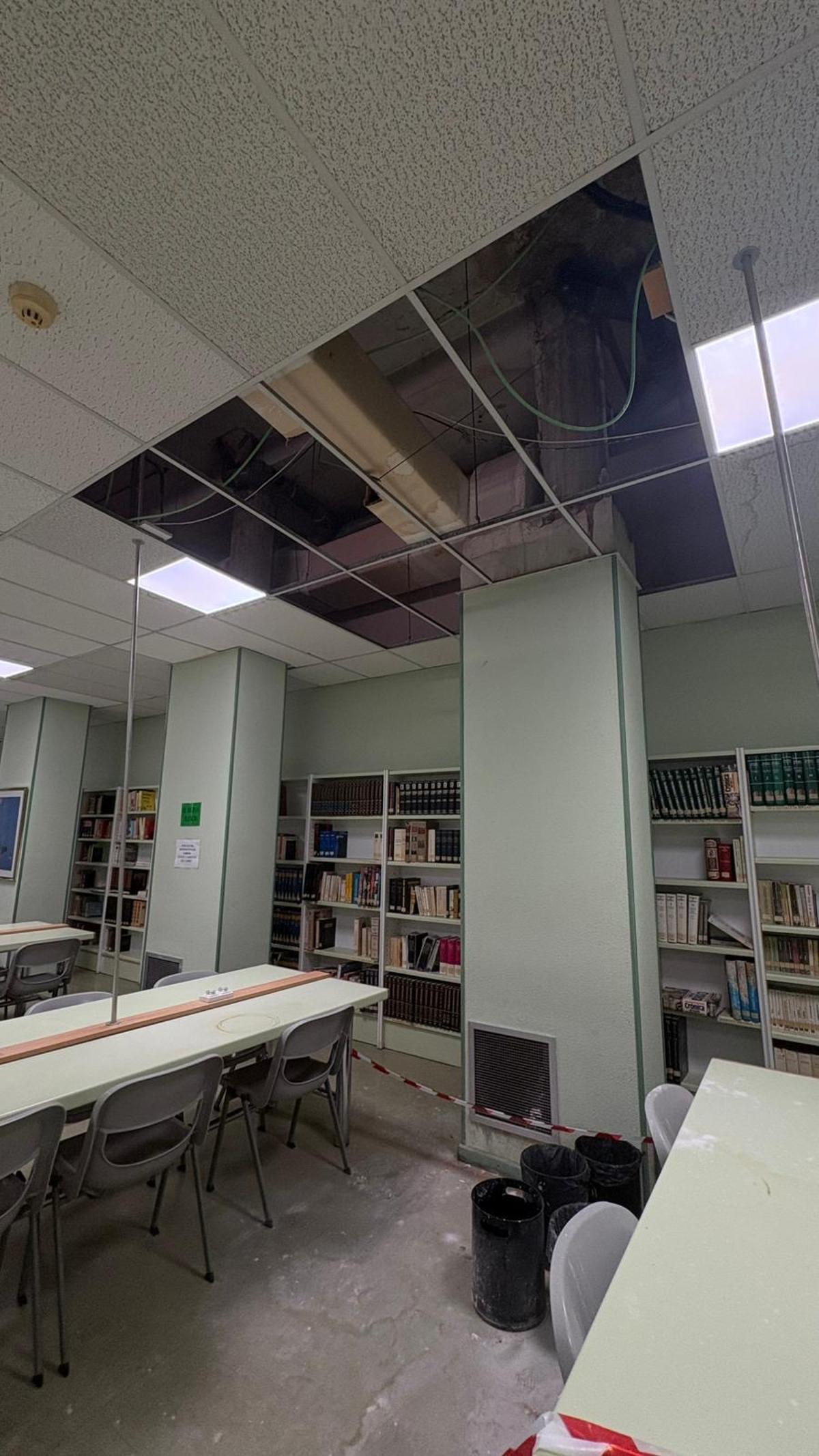 Derrumbe del falso techo de la biblioteca CAI-Universidad de Zaragoza.