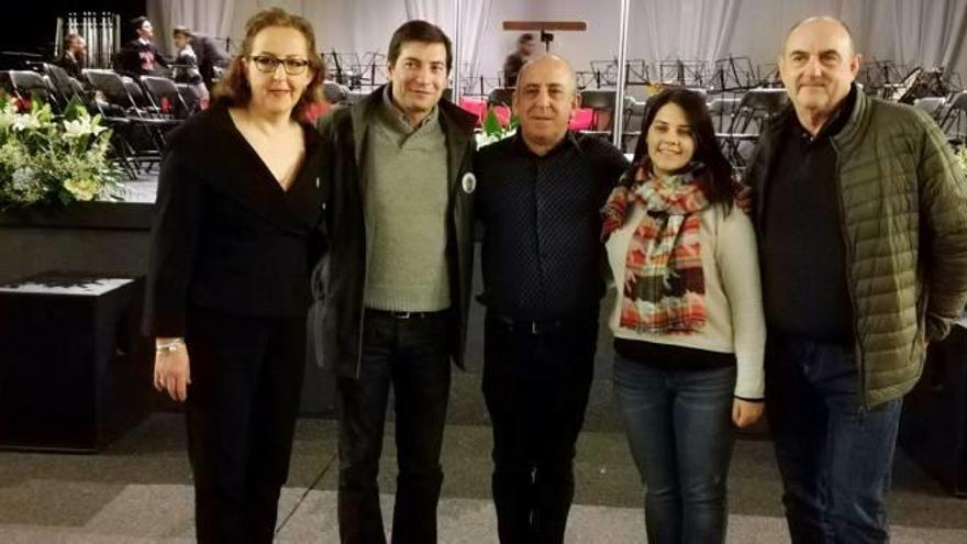 El compositor con el alcalde y organizadores.