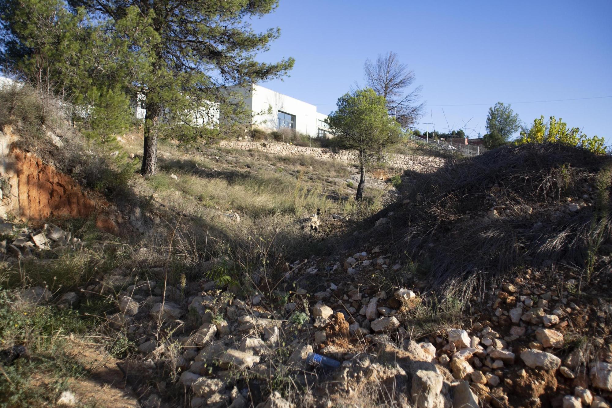 Protesta a las puertas del CEIP Lluís Vives de Bocairent por la paralización de las obras.