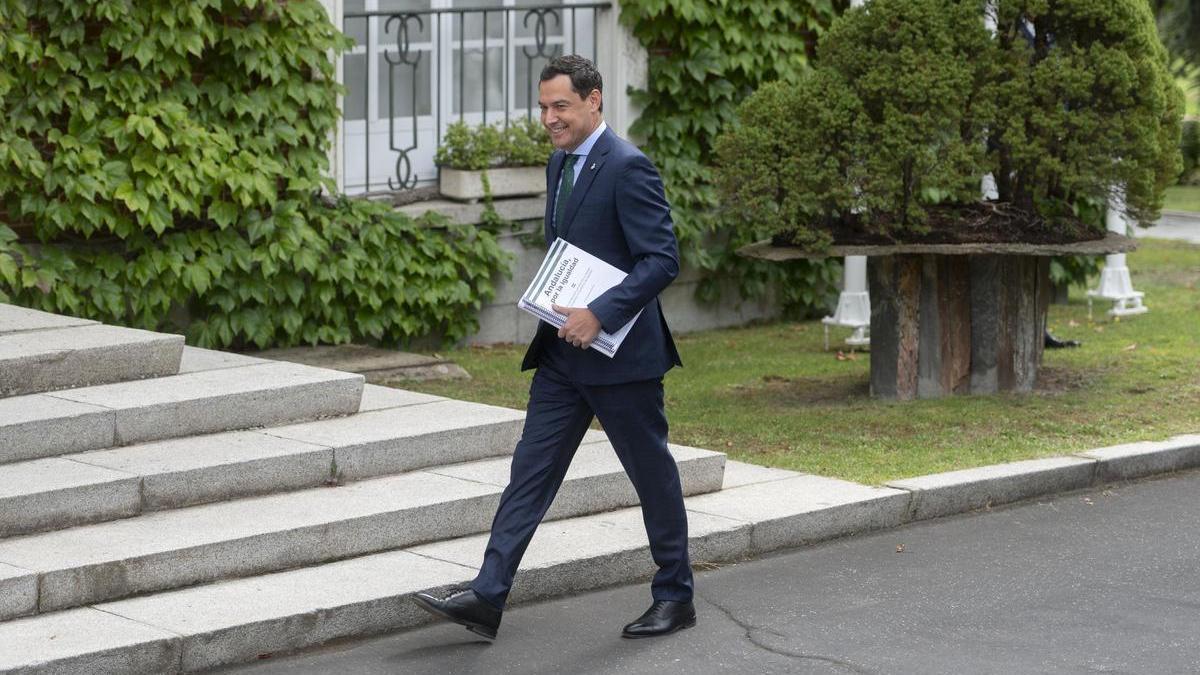 El presidente de Andalucía, Juan Manuel Moreno Bonilla, a su llegada a una reunión con el presidente del Gobierno, Pedro Sánchez.