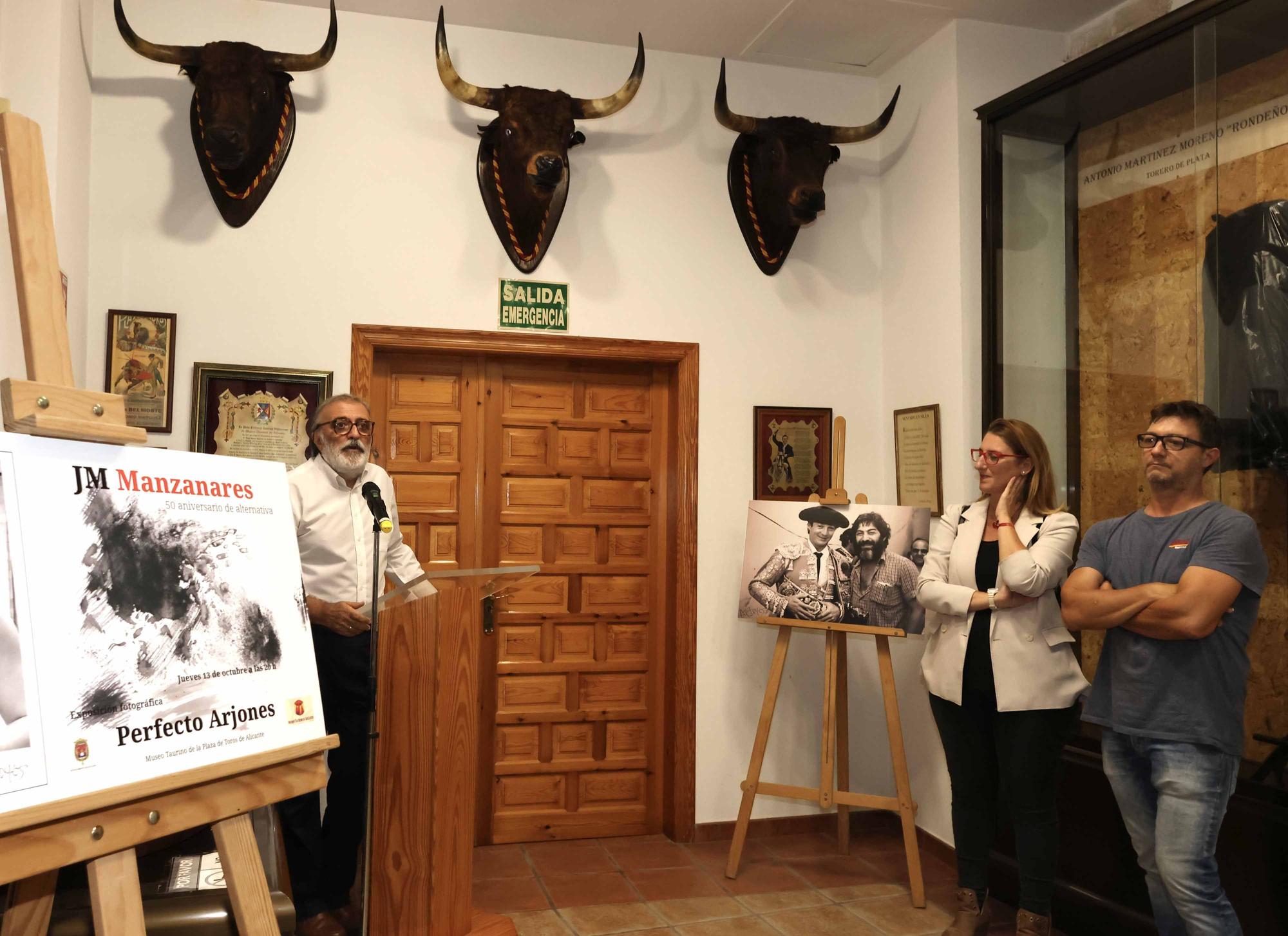 Inauguración de la exposición fotográfica de Manzanares(padre) con la cámara de Perfecto Arjones