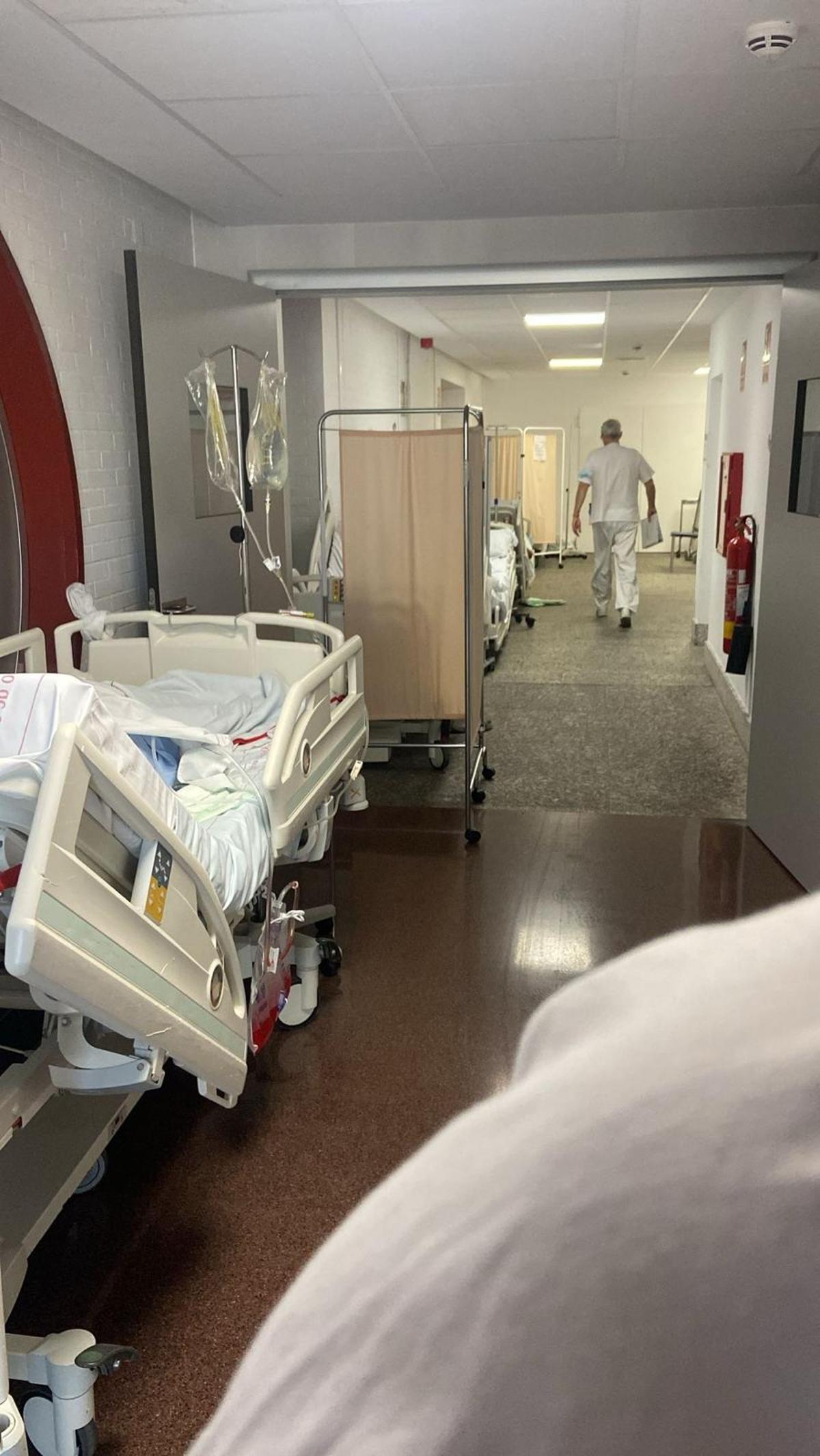 Pacientes en los pasillos de Urgencia de La Arrixaca