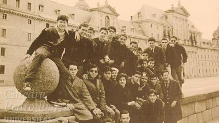 Jacinta Gómora Dalla con sus alumnos de Elche