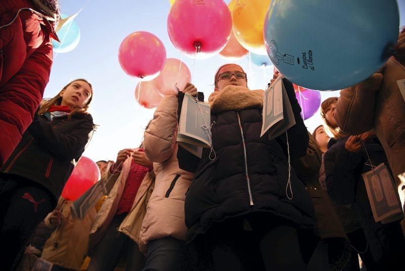 Suelta de globos literarios en la plaza del Pilar