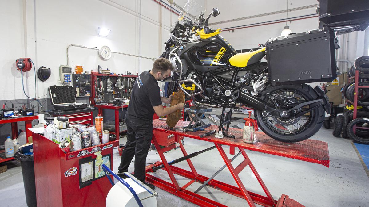 MotoReestreno es un centro integral que ofrece todos los servicios para el mundo de la moto, con los mejores precios del mercado.