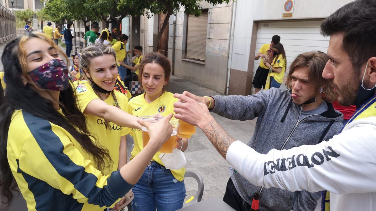 La afición del Villarreal disfruta en los momentos previos a la final