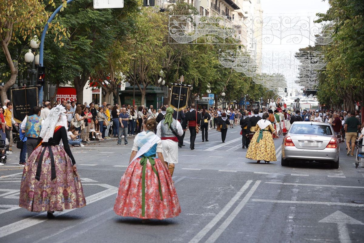 El vehículo, en medio de la Rambla durante el desfile del pregón de Hogueras.