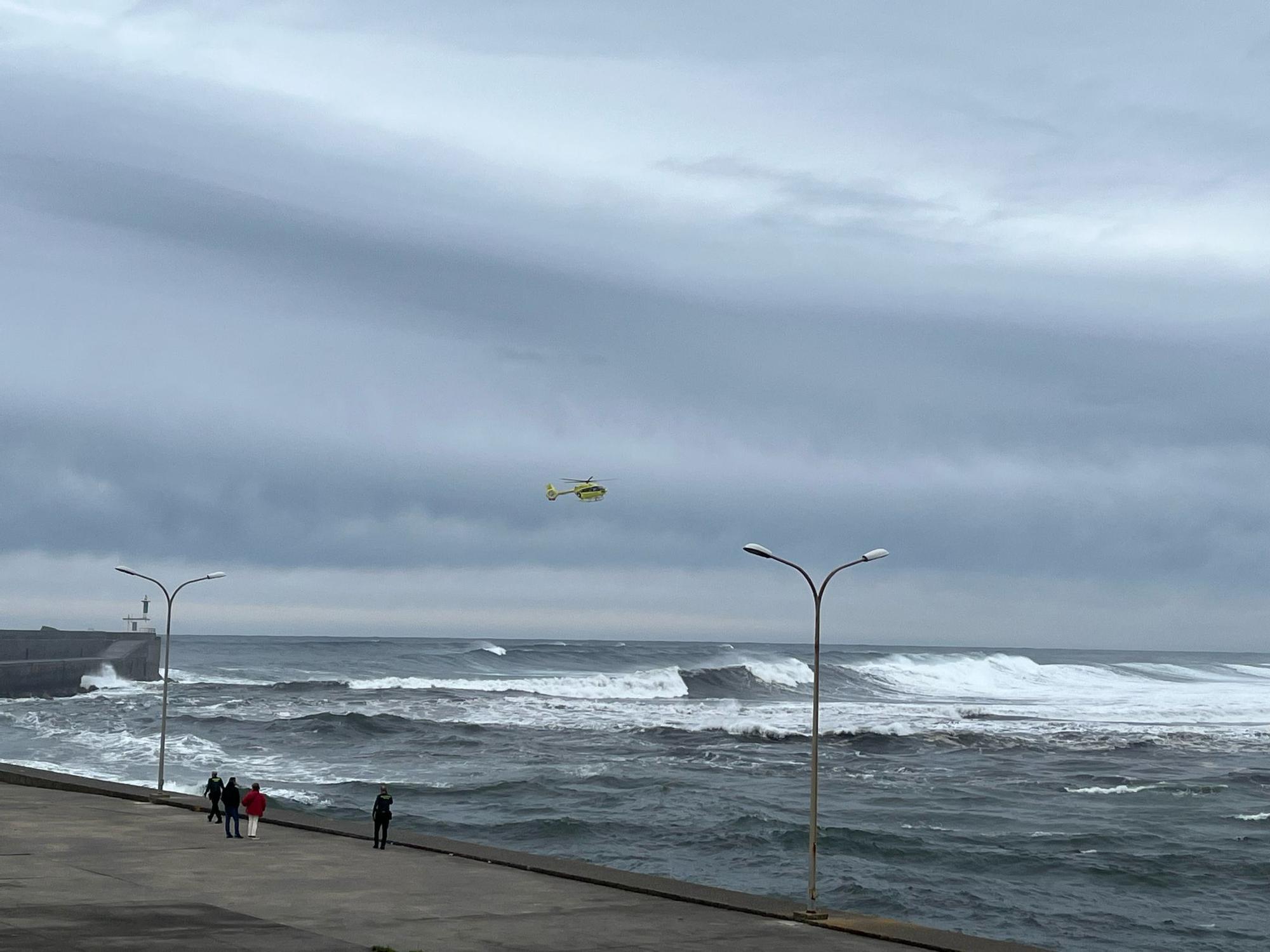 Las labores de rescate del hombre que cayó al mar en San Esteban